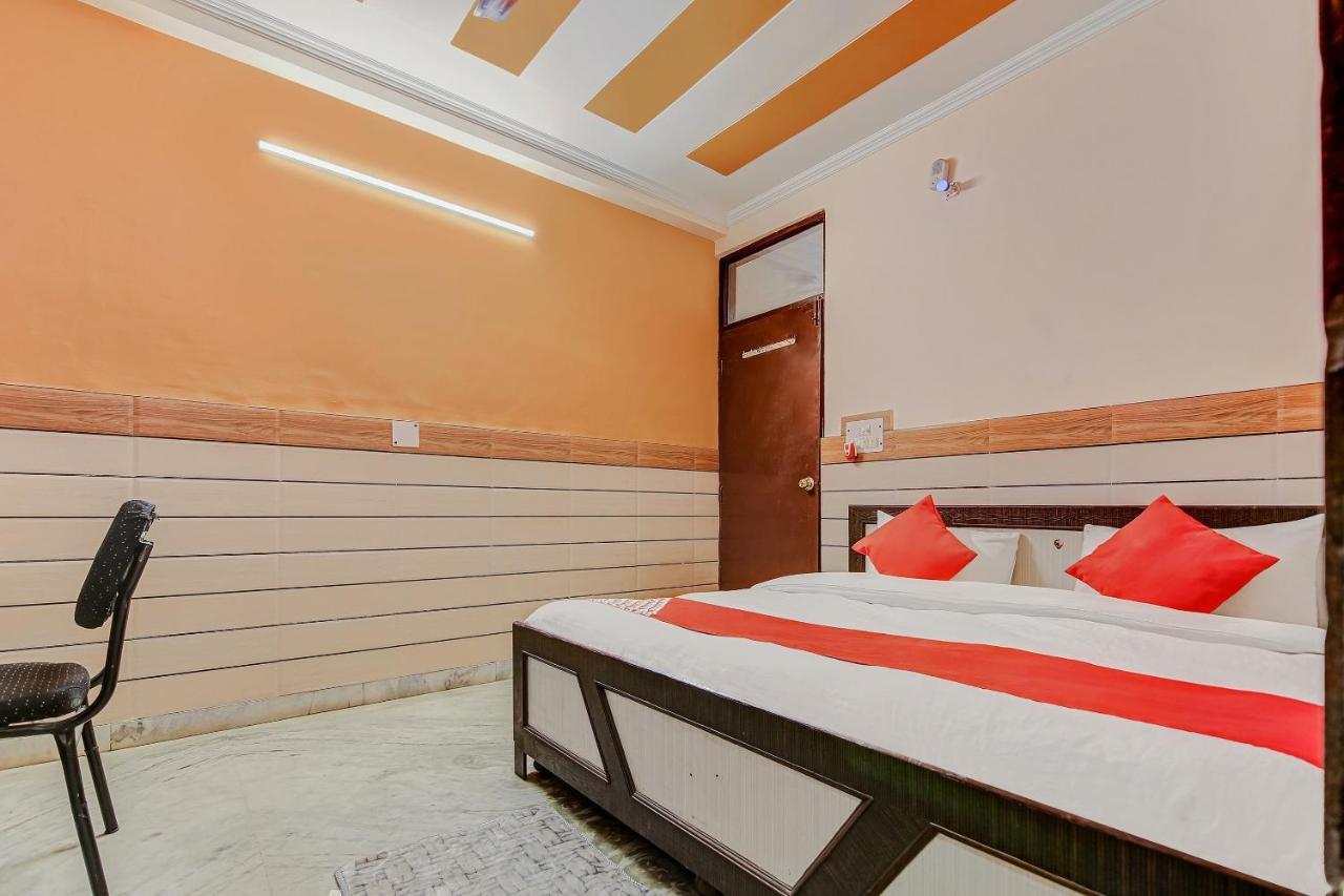 Oyo Park View Guest House Near Edm Mall Yeni Delhi Dış mekan fotoğraf