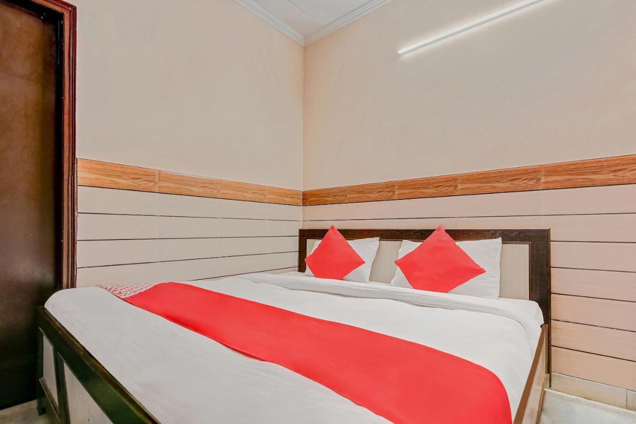 Oyo Park View Guest House Near Edm Mall Yeni Delhi Dış mekan fotoğraf